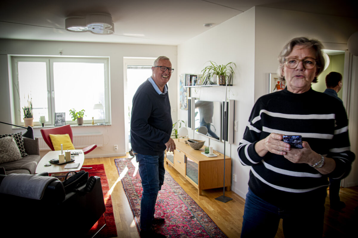 Grannarna Sture Sallander och Ann-Charlotte Wassenius är glada över att Hyresnämnden gick på deras linje och drog ner på hyreshöjningen. 