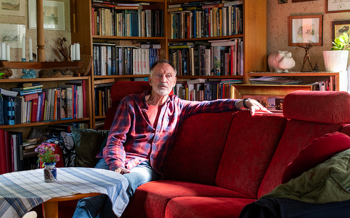 Bilden visar Tommy Bordon, han sitter i sitt vardagsrum inne i torpet som han och Karin Bordon hyr.