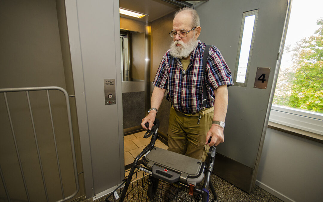 "Det är klart att man blir orolig när det inte funkar", säger Kent Karlsson, 83. Hissen i hans hus körde folk i fyra månader trots att den var belagd med körförbud. Värden skyller på den mänskliga faktorn.