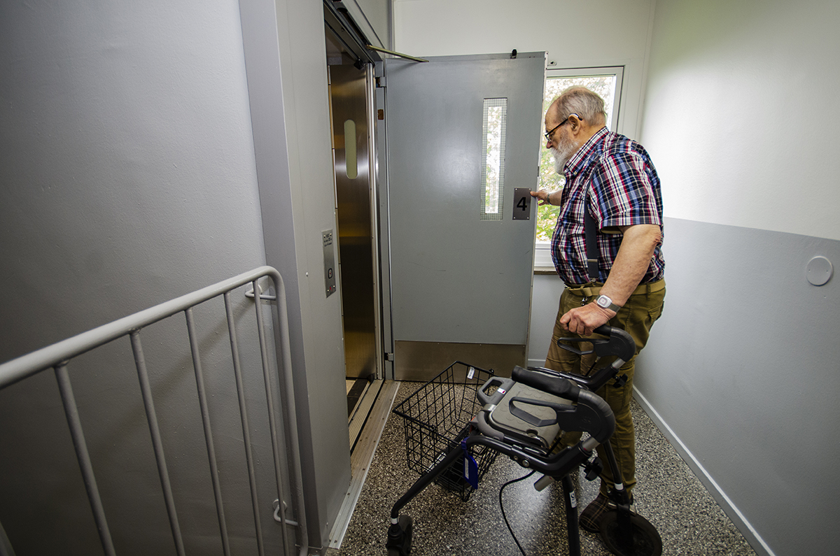 För Kent Karlsson är hiss en nödvändig hjälp i vardagen. Han bor högst upp i huset och går med rollator.