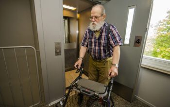 "Det är klart att man blir orolig när det inte funkar", säger Kent Karlsson, 83. Hissen i hans hus körde folk i fyra månader trots att den var belagd med körförbud. Värden skyller på den mänskliga faktorn.