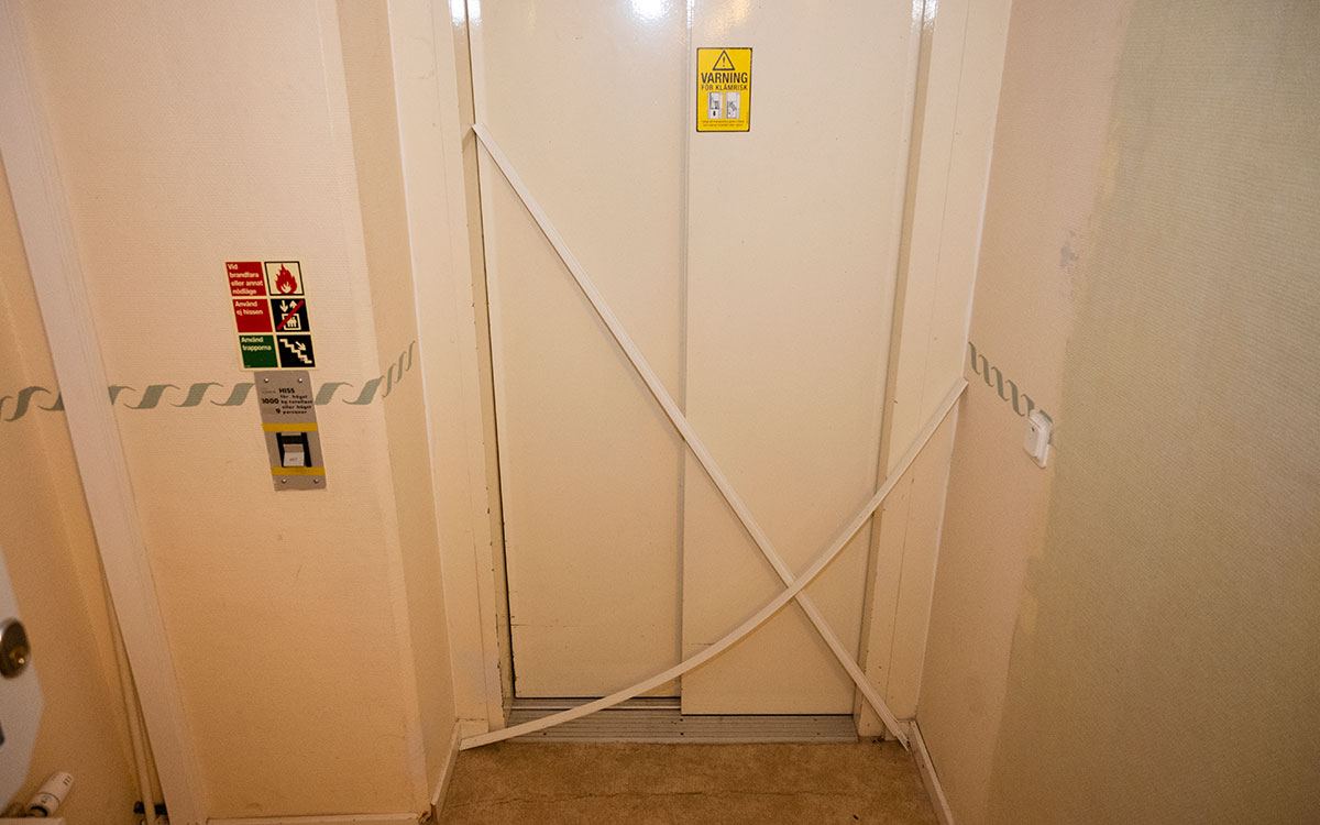 En hiss som spärrats av med hjälp av två lister som lagts i ett kryss över dörren.