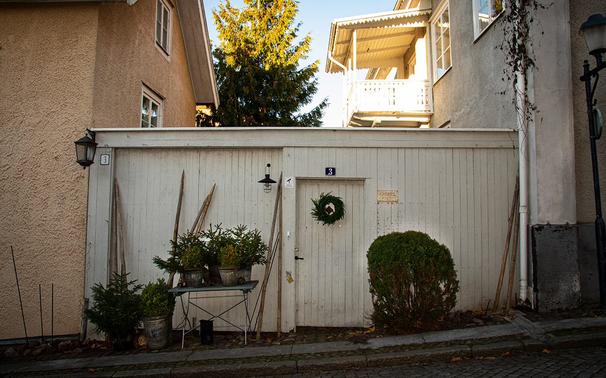 De gamla husen på Rådhusgatan ingår i Brodderuds fastigheters hyreshus i kvarteret Baggen i centrala Mariestad. 