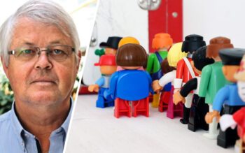 En tvådelad bild. Ett porträtt på en man med glasögon och grått hår. En kö av Duplo-figurer.