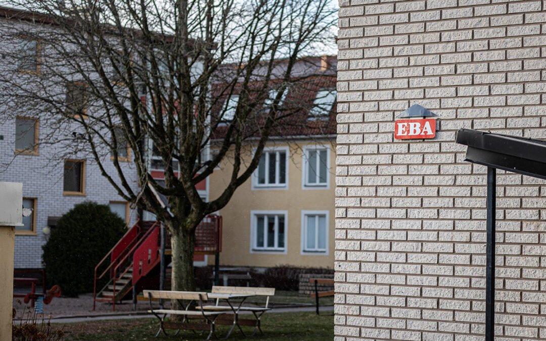 Bostadsområde i Emmaboda och EBA skylt.