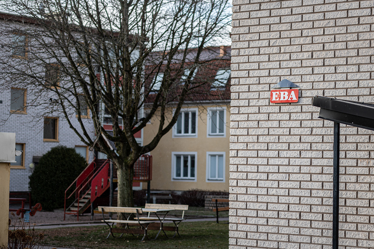 Bostadsområde i Emmaboda och EBA skylt.