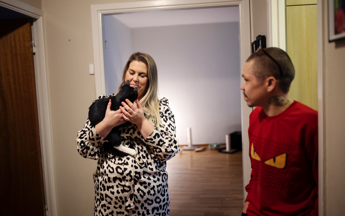 Robin och Louise Wahlgren hemma i hallen med en av tre katter.