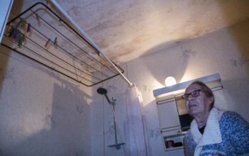 Inga-Britt Dubois som bott i sin lägenhet i runt 40 år har vad som ser ut att vara mögel i taket i badrummet.