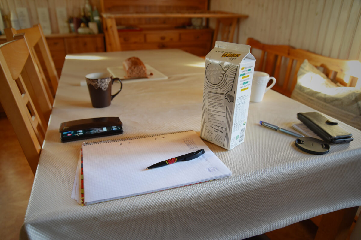 En bild på ett block och penna på ett köksbord.