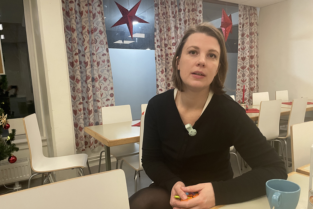 Catherine Holt företräder den lokala hyresgästföreningen på Beväringsgatan. Hon tänker ta strid för att hyresgästerna ska slippa standardhöjningar som höjer hyran när värden renoverar efter fuktskadan.