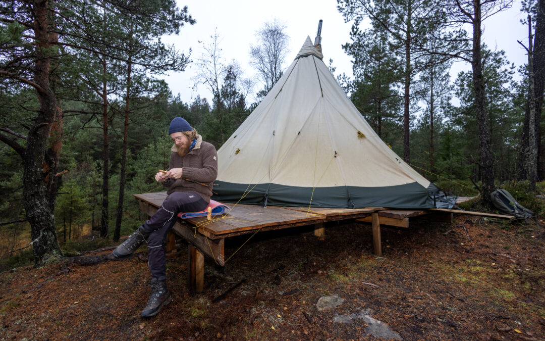 Erik Isidorsson bor i ett tält i skogen sedan nästan ett år. Inga bekvämligheter bara naturen och djuren inpå tältduken. Fritidssysselsättningen är musik och att tälja schackpjäser.
