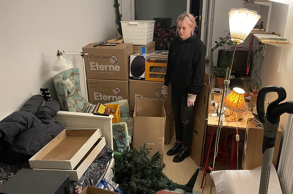 Miriam Brattgård och hennes sambo har med bara några dagars varsel tvingats packa ihop sin lägenhet sedan en långvarig fuktskada blivit akut.