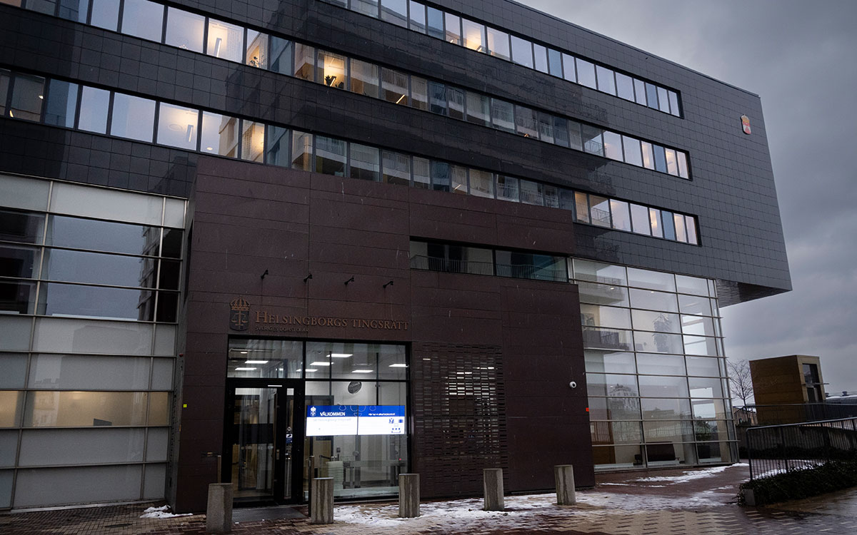 Helsingborgs tingsrätts byggnad med text på fasaden "Helsingborgs tingsrätt, Sveriges domstolar". Snö på marken.