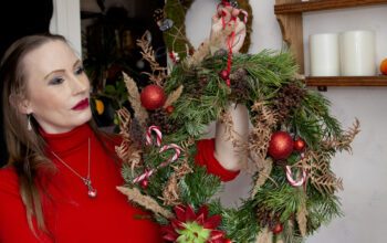 "Vill man ha ­något som lyser upp i decembermörkret är det fint att vira en ljusslinga runt", säger Jeanette Cederström Karlsson.