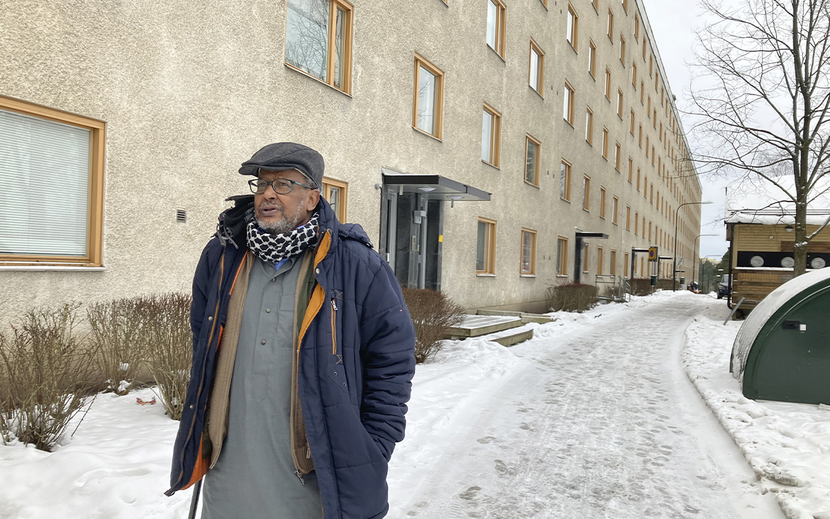 Man utanför hus i Rinkeby