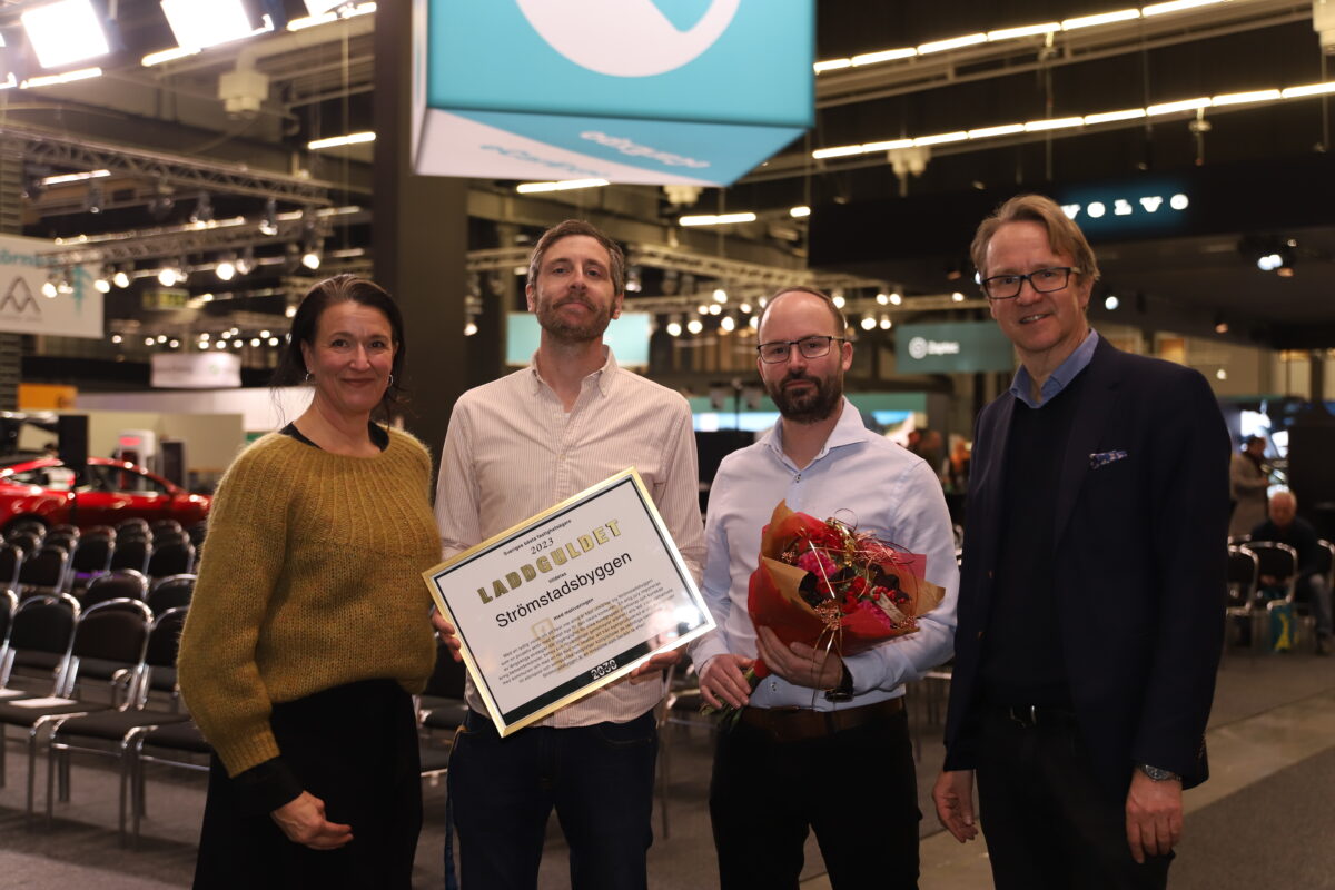 Henrik Lysén och Anders Ohlsson Fahlgren från Strömstadsbyggen tog emot utmärkelsen Laddguldet.