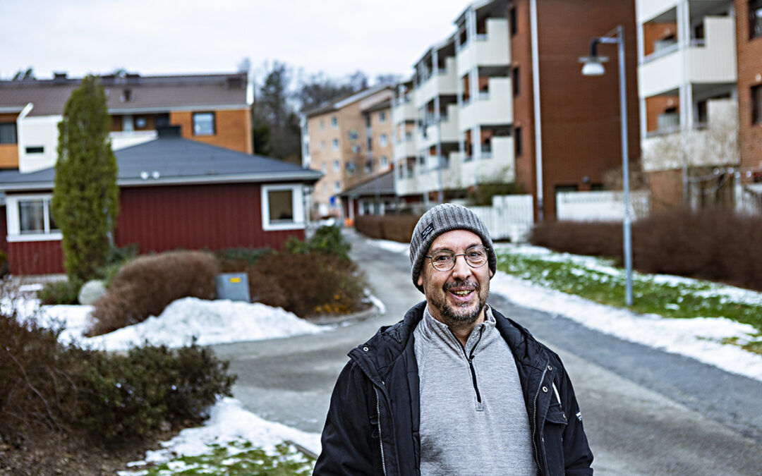 Johnny Viljakainen har sett de goda effekterna av att bygga gemenskap mellan grannar hemma i kvarteren runt Peppareds torg. "Jag skulle vilja att det blir ännu mer sammanhållning här i området så att vi kan börja lyfta de lite svårare frågorna. Till exempel att grannarna i större utsträckning hör av sig när det är något fel. Och att fler vågar gå ut även när det är mörkt."