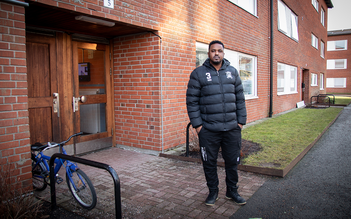Liiban Hussein har bott med sin familj på Kastanjevägen i Vänersborg i många år. "Vi trivs bra här. Men höjningen de begär är orimlig", säger han.