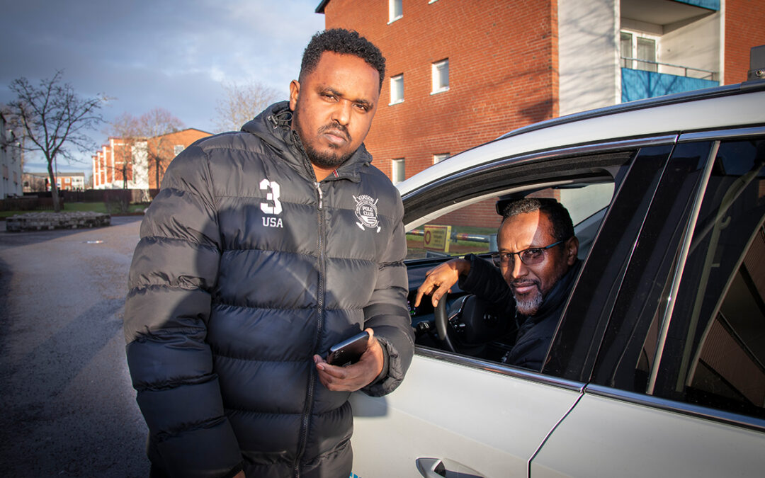 Liiban Hussein och Abdulqadir Hassan är oroliga över Vänersborgsbostäders rekordhöga hyreskrav och att förhandlingarna nu har strandat. "De borde höja alls", säger Abdulqadir Hassan.