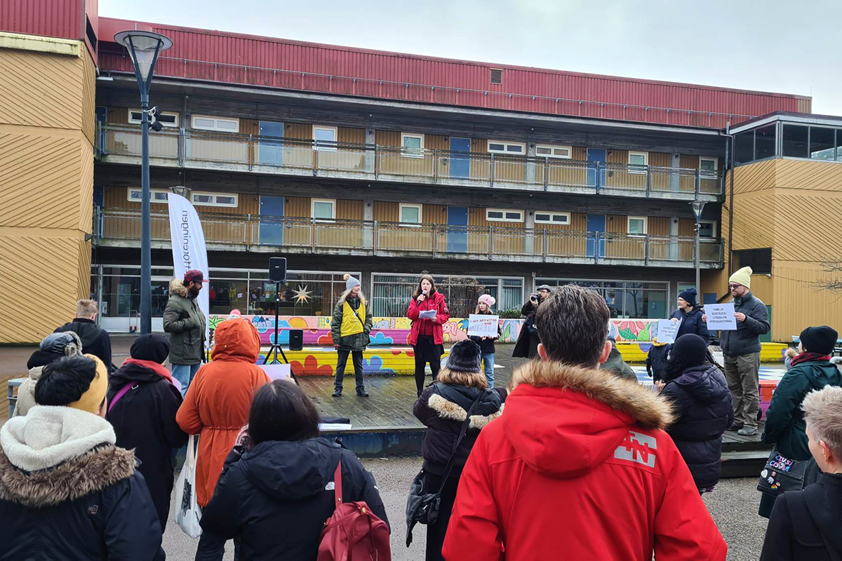 Hyresgästerna har ordnat flera manifestationer i protest mot hyresdrivande renovering i Bergsjön. Här på Rymdtorget i januari i år, där Catherine Holt var en av talarna.