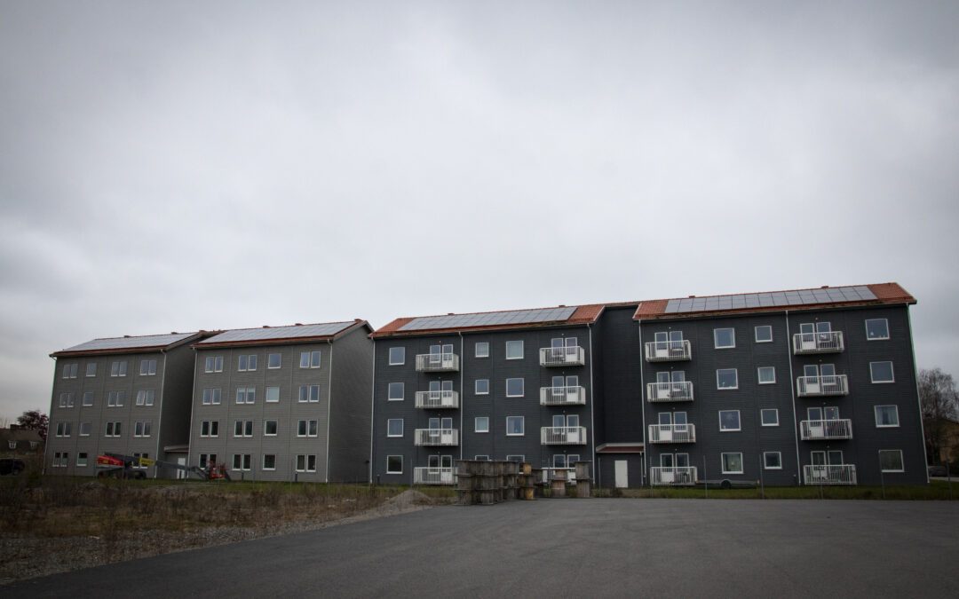 De två nybyggda hyreshusen i Vara tas nu över av det kommunala bostadsbolaget.