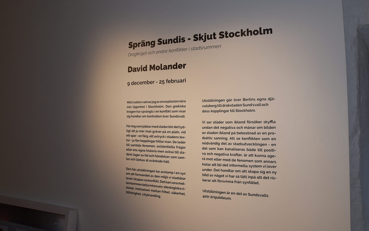 Ett anslag om konstutställningen "Spräng Sundis – Skjut Stockholm"