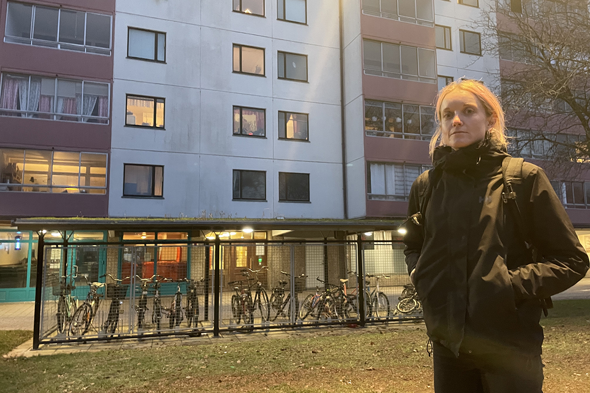 Miriam Brattgård är inte den enda som drabbas av den plötsliga evakueringen. Ytterligare 23 hushåll måste flytta ut senast i januari. Hyresvärden kan inte svara på hur lång tid renoveringen tar, men minst ett par månader får hyresgästerna räkna med.