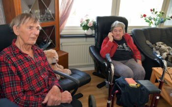 Rickard och Birgitta Vaara, 86 och 80 år gamla, måste snart flytta. De fick skulden efter en vägglusinvasion.