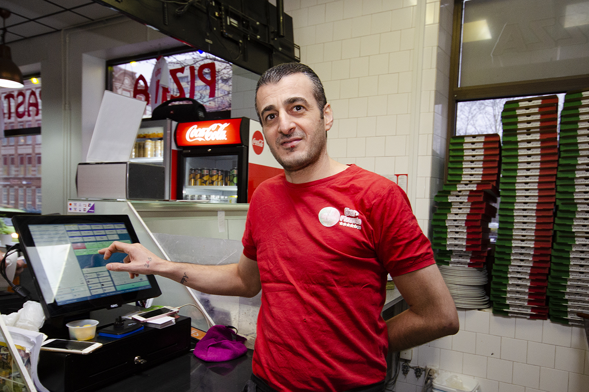 Vaheel Mahjed Ahmed Ahmed jobbar heltid på en pizzeria. Ändå är han orolig för hur han ska klara hushållsekonomin när hyran för familjens lägenhet snart höjs rejält efter renovering. "Jag har samma lön som förut, den går inte upp en krona", säger han.