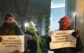 Oroliga hyresgäster på Siriusgatan i Bergsjön trotsade förra veckans iskalla vindar för att protestera mot renoveringsplanerna som återigen höjer deras hyror rejält.