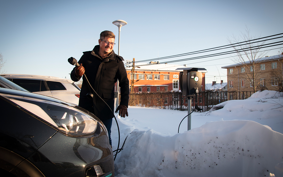 Äldreomsorgschef Marco Niemelä passar på att ladda sin elbil utanför Åmåls kommunförvaltning Norrtull.