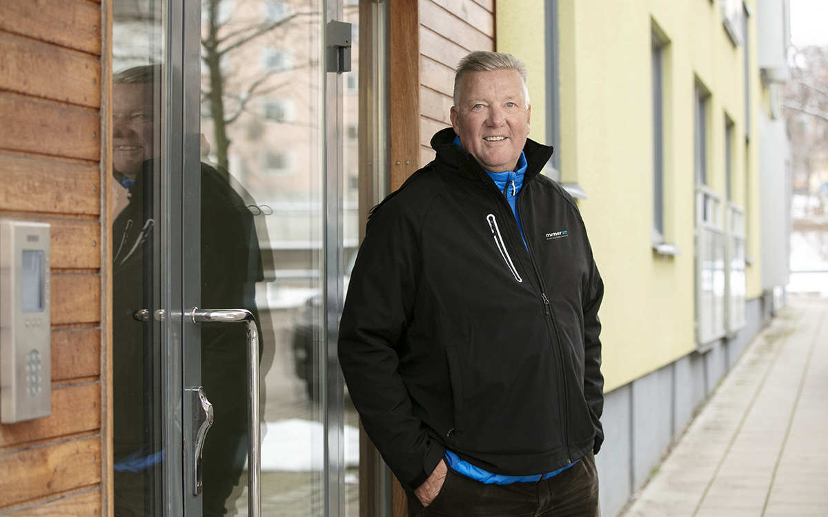 Mikael Källqvist, vd på Mimer, står i svart tröja över blå skjorta och med kortklippt grått hår framför en port i glas och metall, i bakgrunden en ljusgul fasad och en trottoar. De höga räntorna har slagit hårt mot Mimer, som bland annat halverat sin underhållsbudget och pausat renoveringsprojekt,