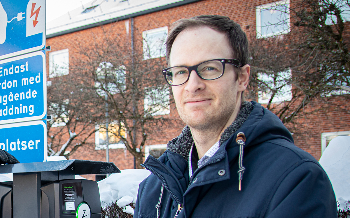 Åkab:s förvaltare Tobias Johansson har lett det kommunala bostadsbolagets laddinfrastrukturprojekt. 