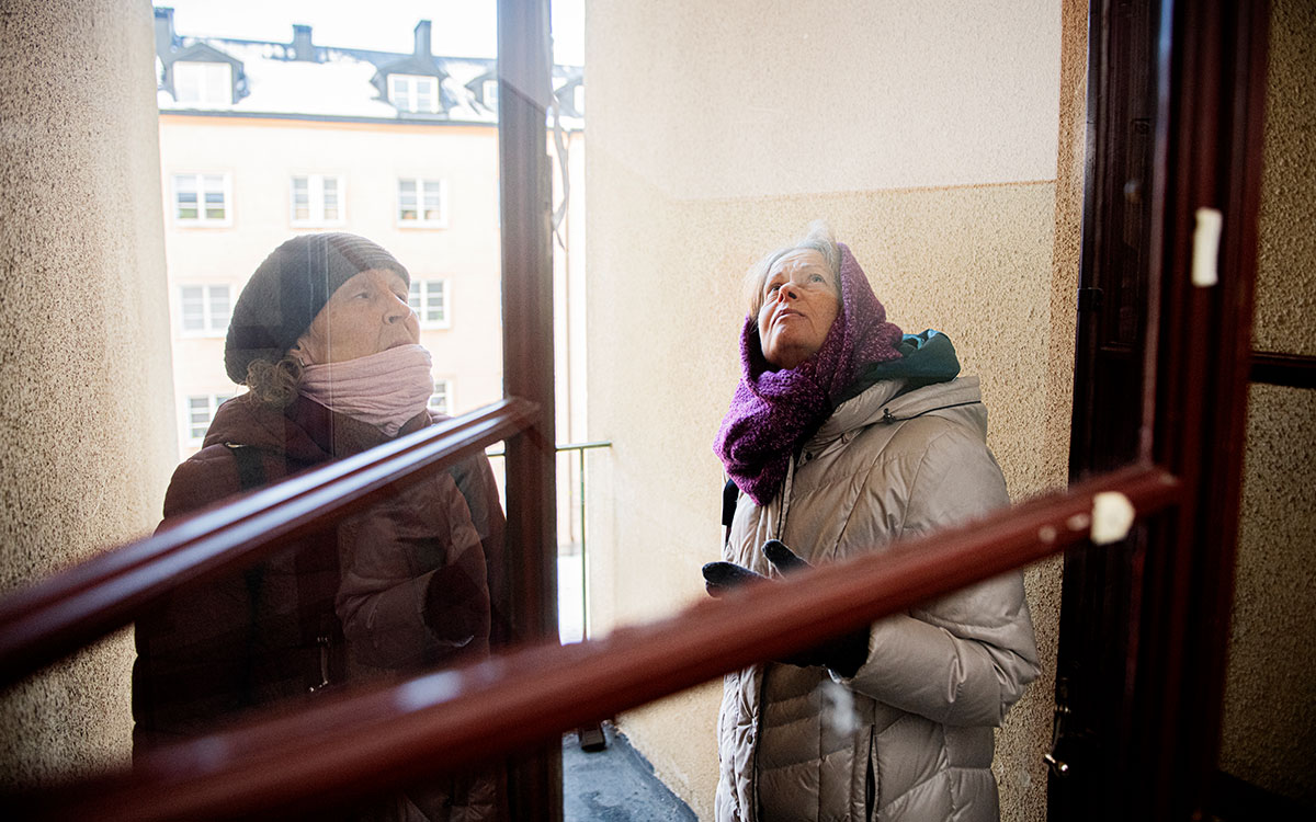 Ramstedt. Svarta hotell. Boel Nilsson och Iréne Strindhed besöker Bondesonsgatan och kan konstatera att det fortfarande verkar pågå korttidsuthyrning där.