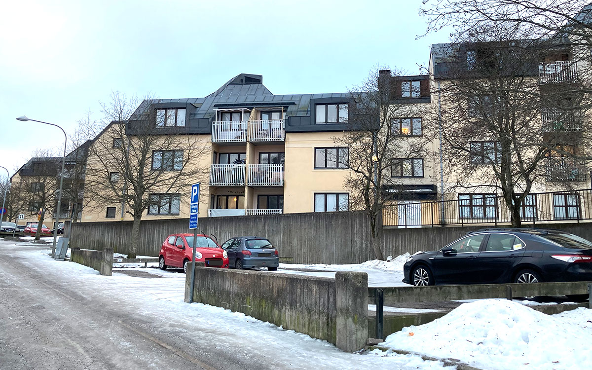 På Cervins väg 9-15 i Spånga i västra Stockholm har ett av Jonas Ramstedts många bolag köpt ett gammalt äldreboende med flera hundra lägenheter från Stockholms stads bostadsbolag Micasa och omvandlat det till ett vanligt hyreshus.