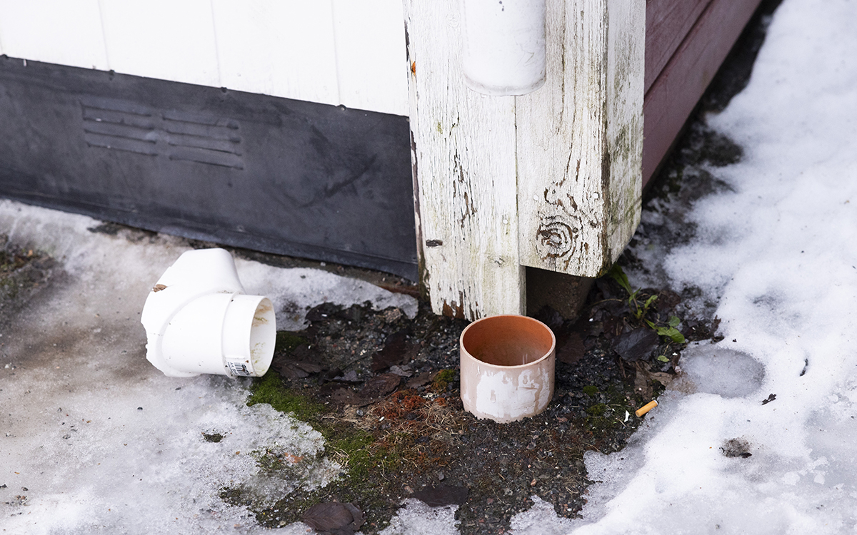 Stuprännan har lossnat och husknuten börjat ruttna. Hyresgäster hos AB-hem på flera orter kritiserar bland annat bristande underhåll.