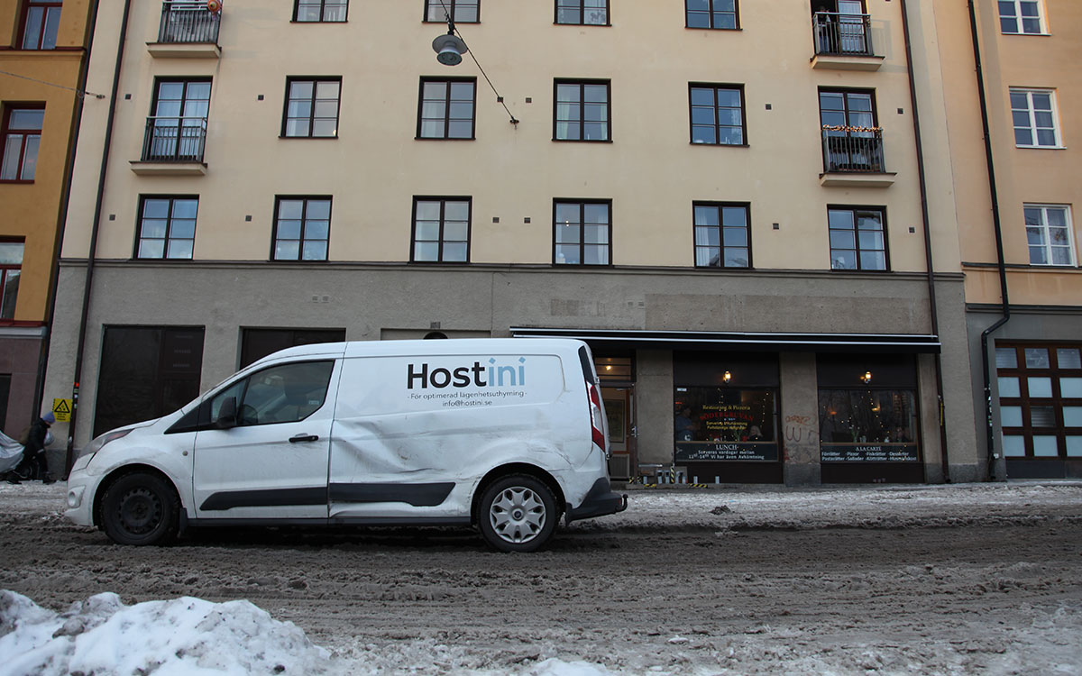 Ramstedt. En bil från Hostini framför Boel Nilssons hus på Bondegatan. Hostini står som mellanhand på 17 lägenheter här.