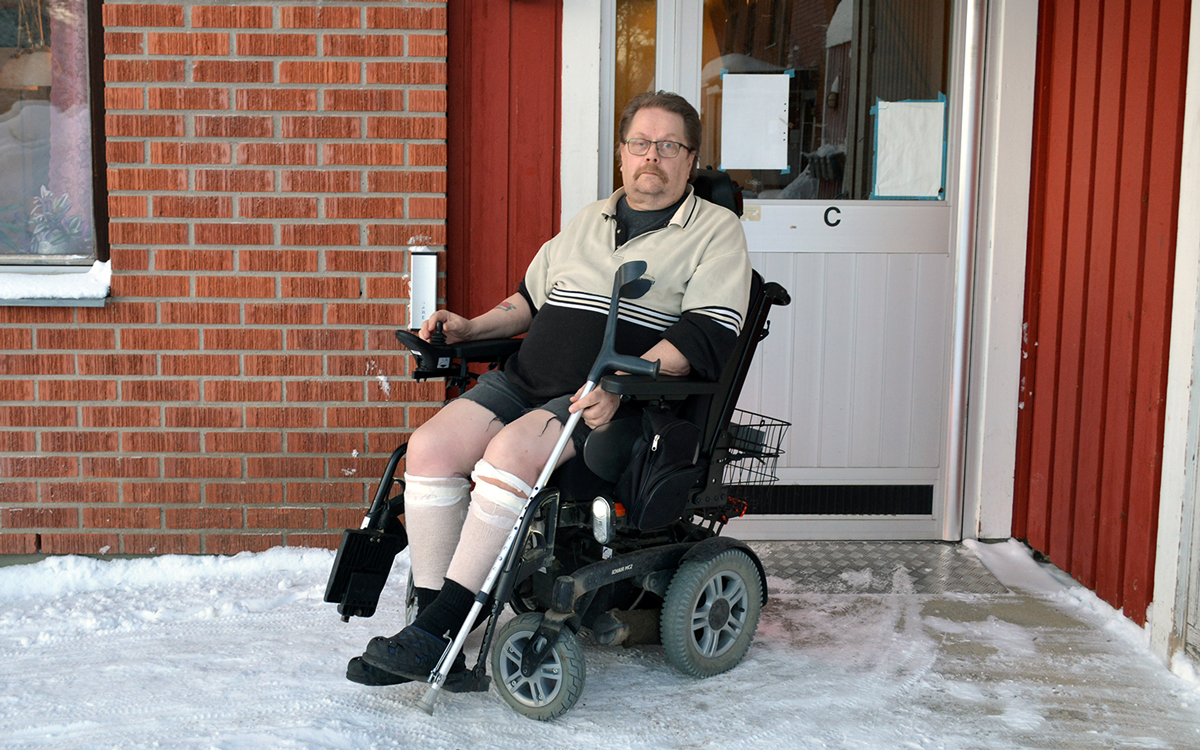 Ingvar Eriksson i Norsjö utanför sitt hem.