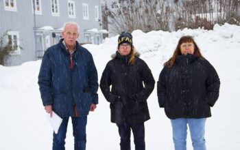 Rolf Ohlson, Maria Verlin och Susanne Sundström står på en snöig innergård i vinterklader. I bakgrunden syns gråmålade trähus med vita detaljer. Rolf håller en bunt dokument i handen och det snöar. Hyresgäster hos AB-hem kritiserar brister i lägenheterna och i skötseln.