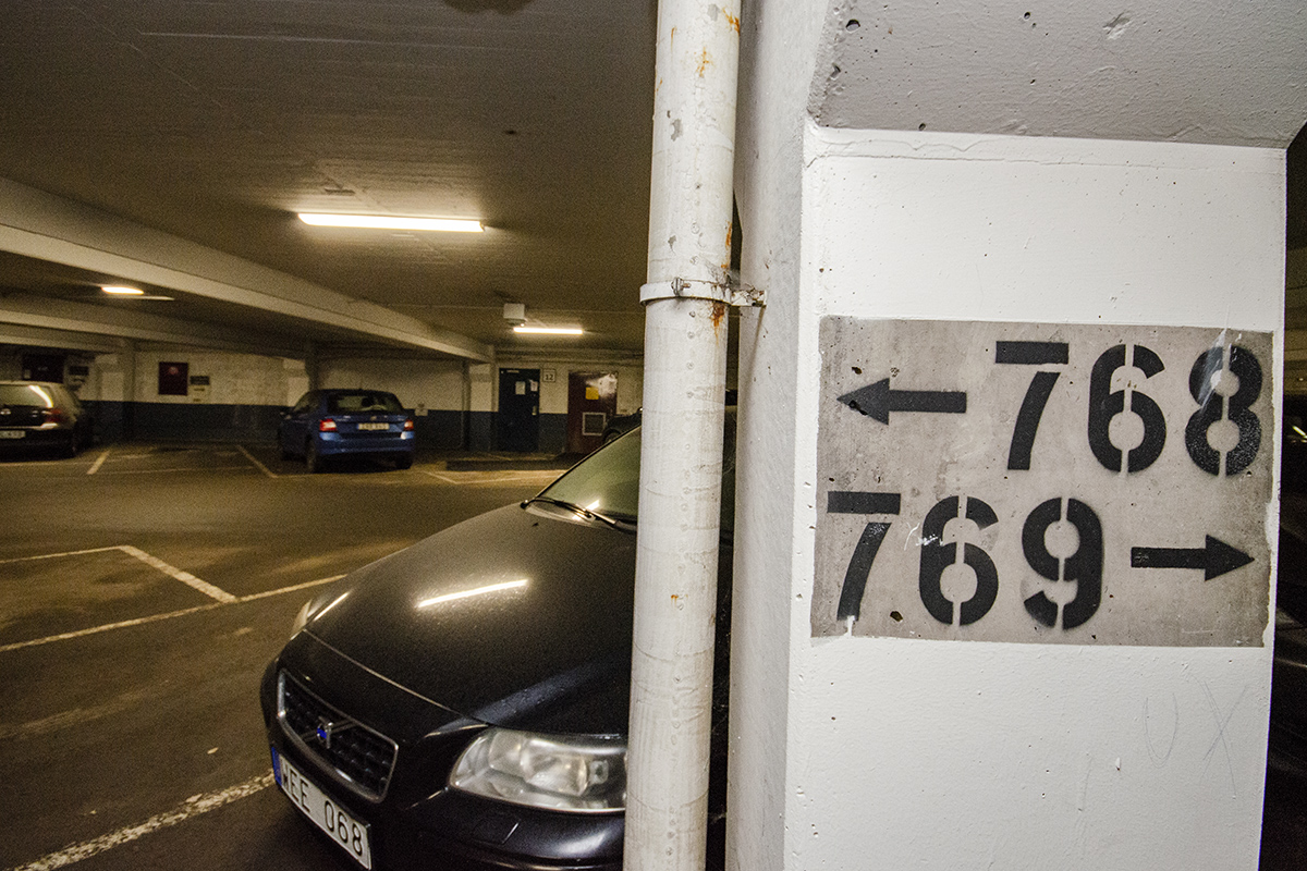 Tiotusentals hyresgäster i Göteborg berörs när parkeringshyrorna höjs kraftigt. Alla fyra kommunala värdar använder samma policy, som säger att p-platserna ska kosta lika mycket som hos privata bolag.