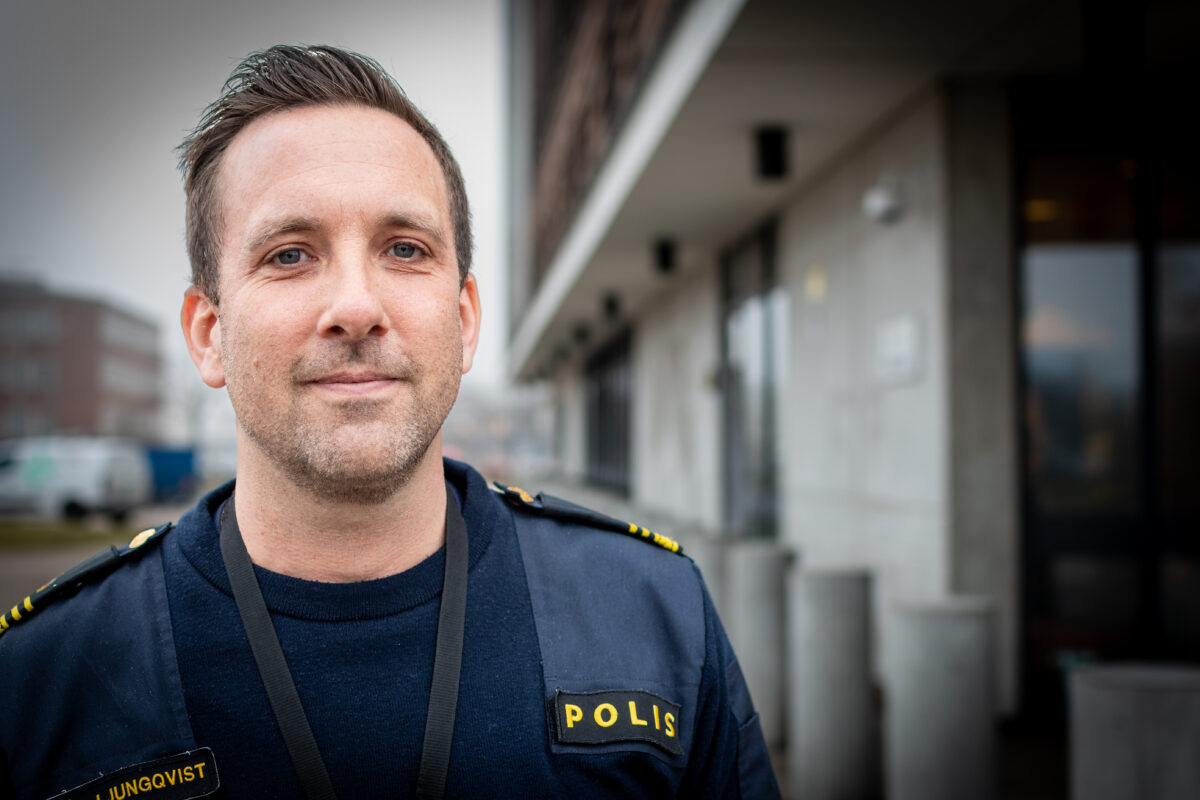 Karl Ljungqvist, polischef i Kalmar, står utanför polishuset.