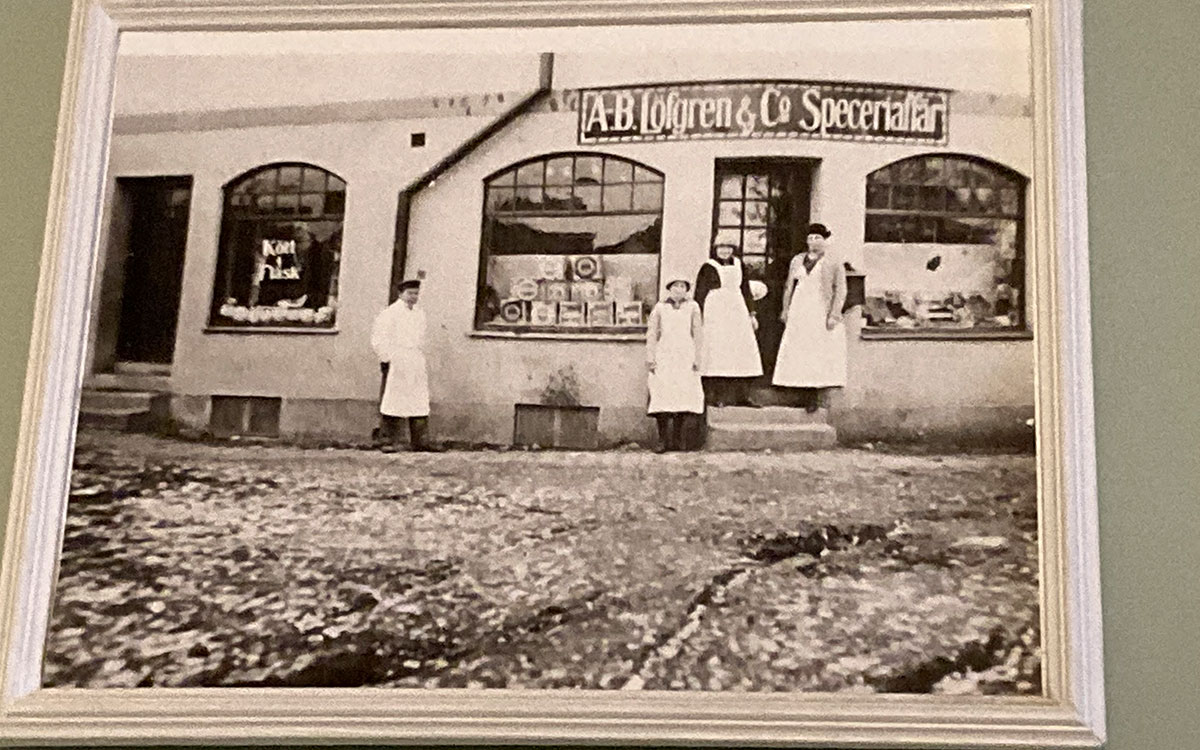 Gamla bilder visar att bottenvåningen på Gamla Huddingevägen använts som butik. Senare fanns här även kontor.