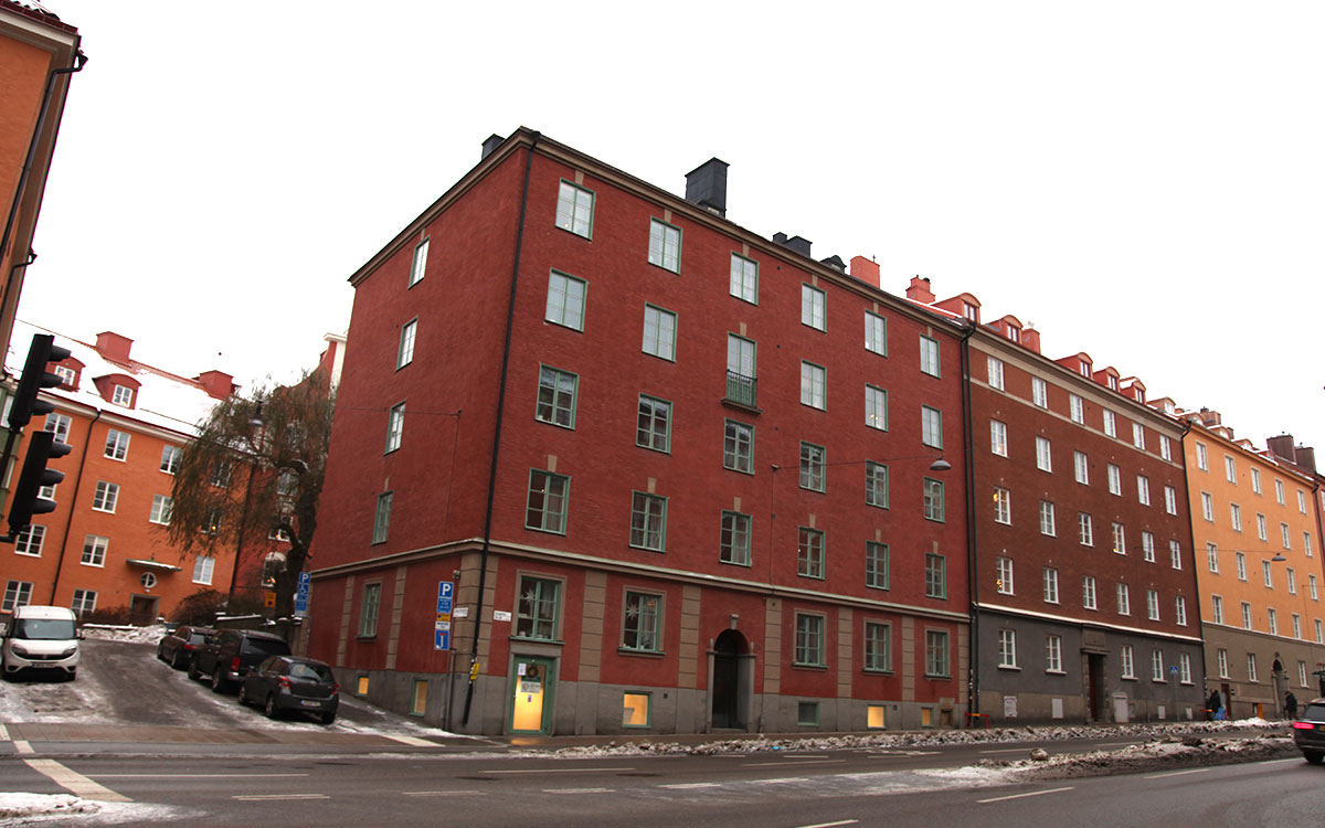 Ramstedt. Foto på hyreshus på Torsgatan i Stockholm, där flera lägenheter hyrs ut via mellanhand.