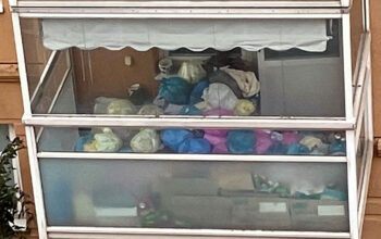 Sopor fyller den inglasade balkongen.