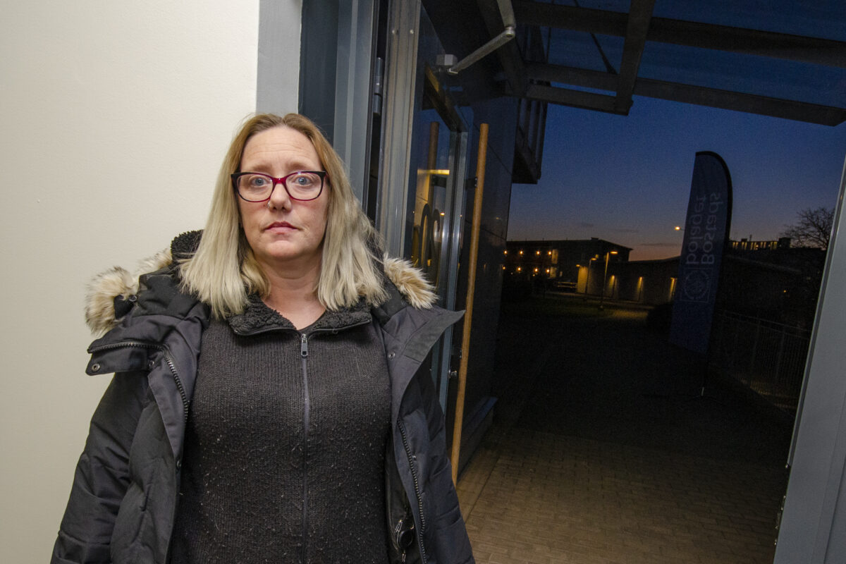 Elisabeth Welle säger att hon inte är rädd. I stället mobiliserar hon och grannarna för att återta tryggheten i sitt område. De har redan varit ute och trygghetsvandrat efter dåden. I helgen blir det nya turer.