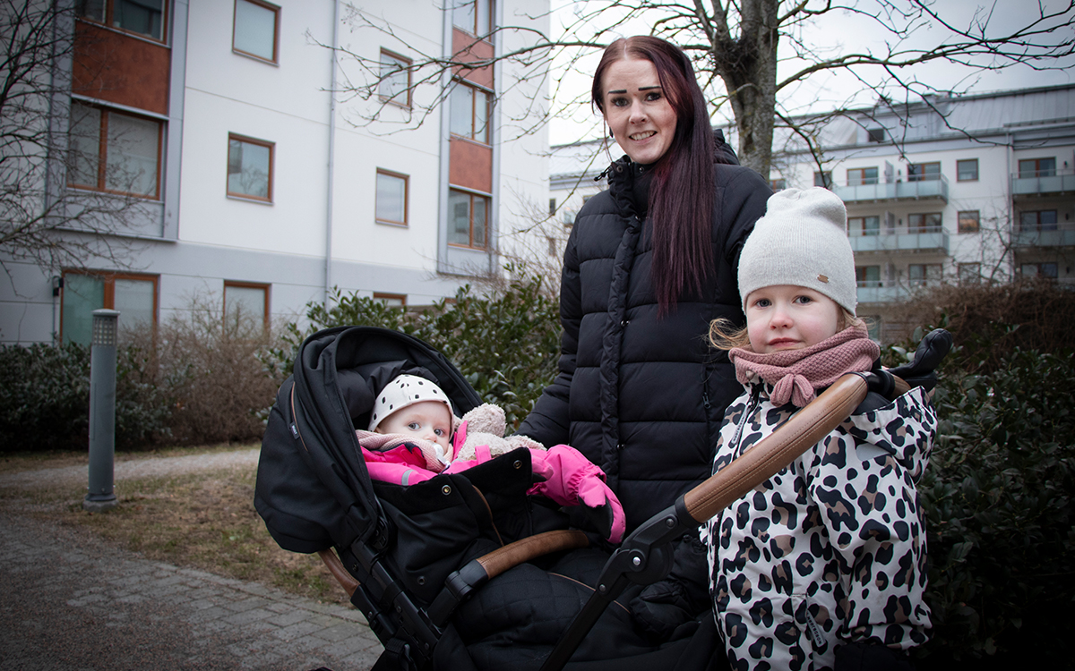 Josefine Olsson med döttrarna Milla, 4 år, och Noelia 2 år, bor i en av de 174 lägenheterna i kvarteret Fridhem som snart kommer att byta hyresvärd.