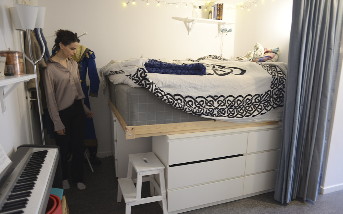 Cecilia Säverman visar smart lösning där de byggt ett miniförråd under sängen