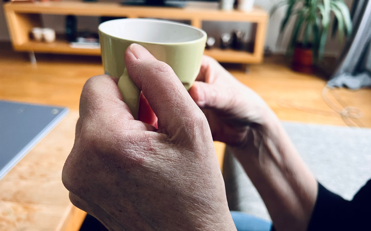 Tre månader efter de fyra dygnen på toaletten har Lena återhämtat sig. Här håller hon en kopp med kaffe. 