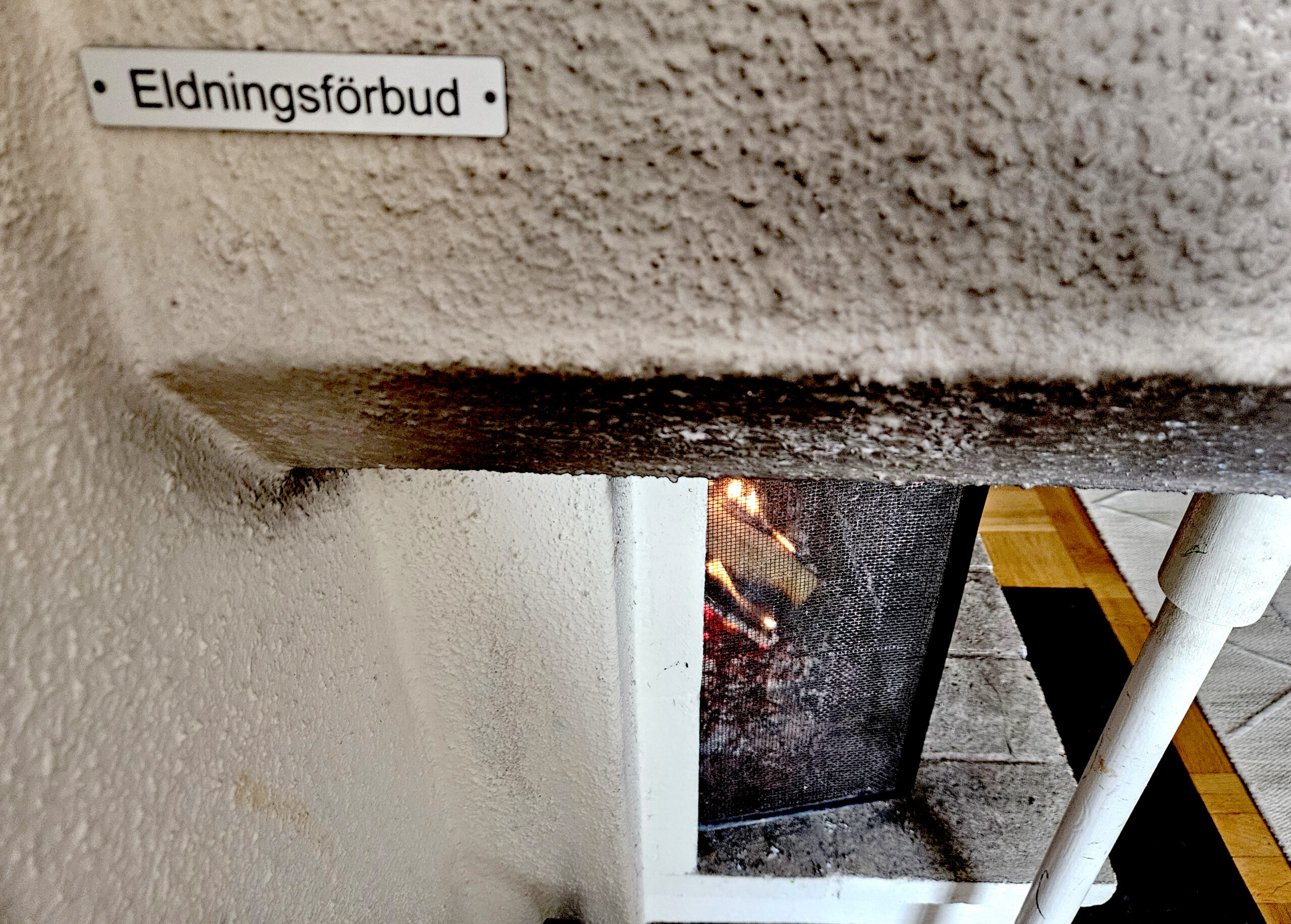 Detaljbild av en skylt där det står eldningsförbud.