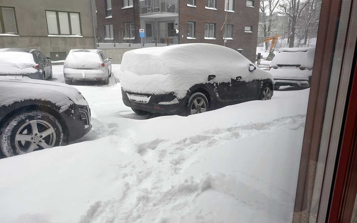 Utanför Nora Eklövs tidigare bostad tog det flera dagar innan snöröjning påbörjades.